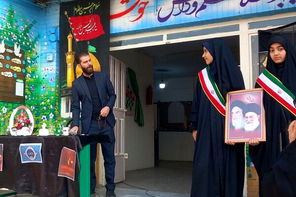 سوگواری فرهنگیان و دانش‌آموزان شهرستان قرچک در مدرسهٔ متوسطه اول بنیاد پانزده خرداد 
