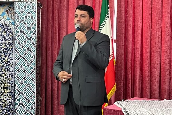 برپایی نماز جماعت همراه با بزرگداشت و تجلیل از مقام‌آوران دانش‌آموزی مدرسه نمونه دولتی ارشاد