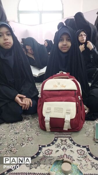 کوله پشتی‌های صورتی رنگ در راهپیمائی روز قدس تفت 