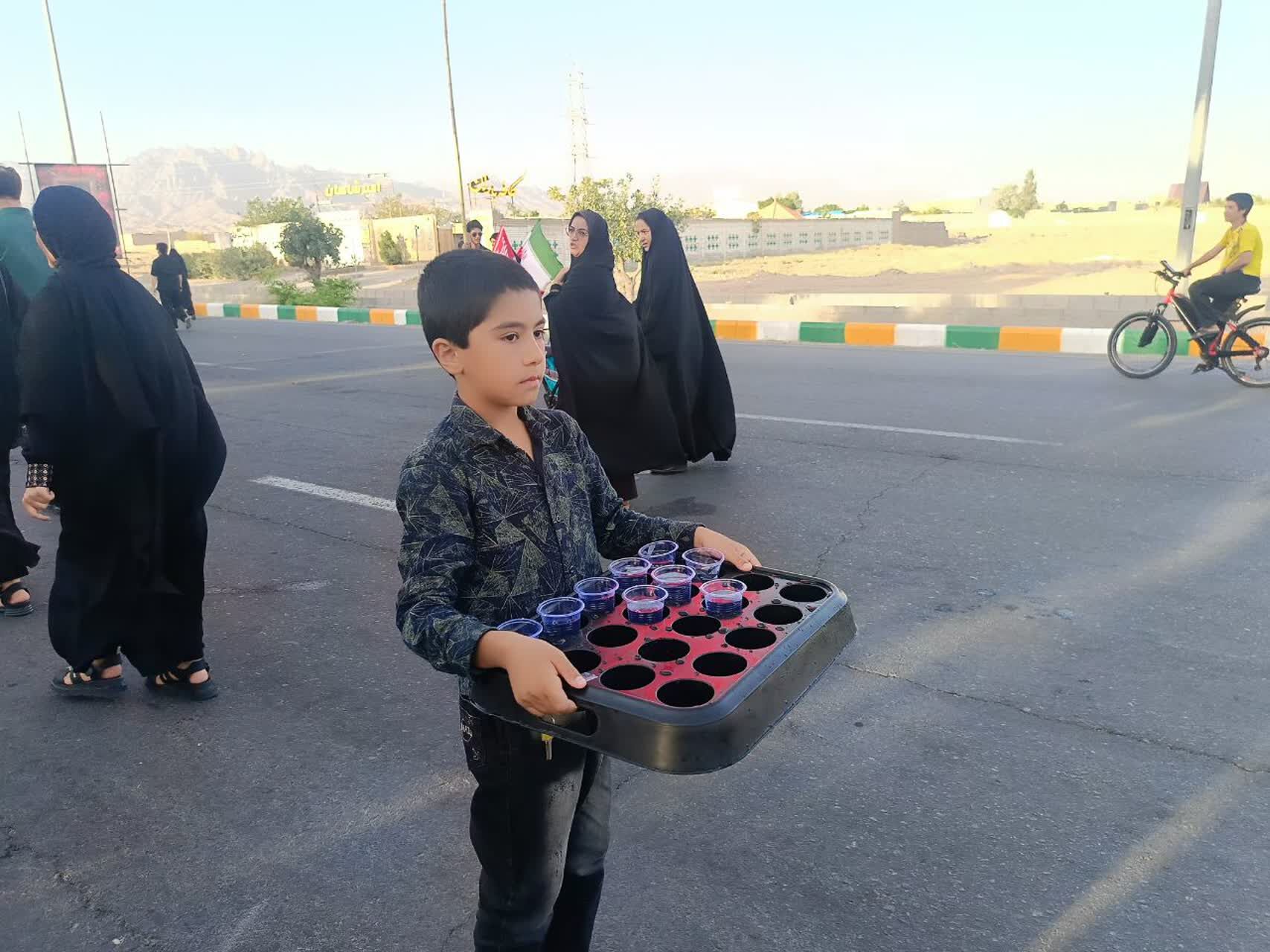 مشقِ عشق با پاهای کوچک روایت زائران خردسال کاشمر