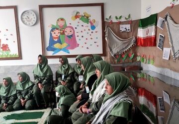 برپایی پایگاه بسیج دانش آموزی و محفل انس با قرآن به نیت شهدای دانش آموز  در دبستان میلاد نیشابور