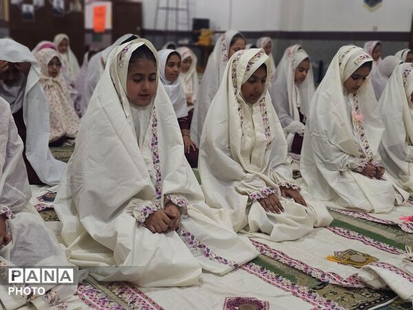 طنین زنگ نماز و عطر آیات قرآن در محفل انس با قرآن