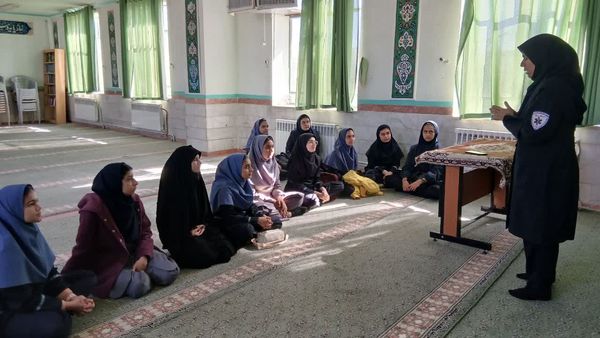 آموزش کمک‌های اولیه مانور زلزله به دانش‌آموزان دبیرستان شهید دهقان