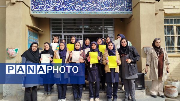 تقدیر از دانش‌آموزان برتر دبیرستان پیرایش نیشابور