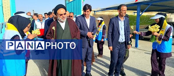 وقتی مدرسه صحنه انقلاب شد؛ زنگی که با سرود و افتخار نواخته شد