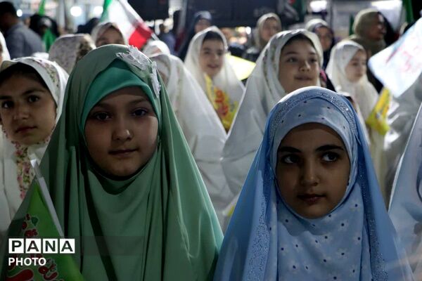 لبخند معنویت در کنار چادر پاکی