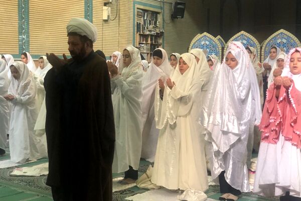 حضور دانش آموزان دبستان هدی یک در مسجد صاحب الزمان (عج) 