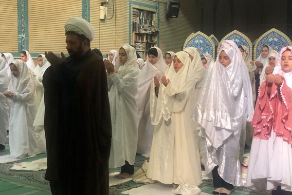 حضور دانش آموزان دبستان هدی یک در مسجد صاحب الزمان (عج) 