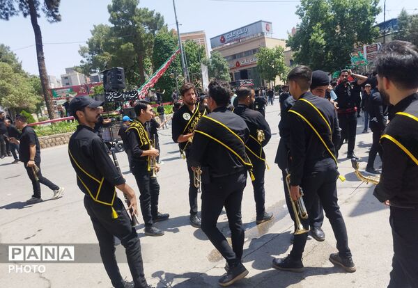 خیابان امام در روز تاسوعای حسینی حال و هوای دیگری میدهد 