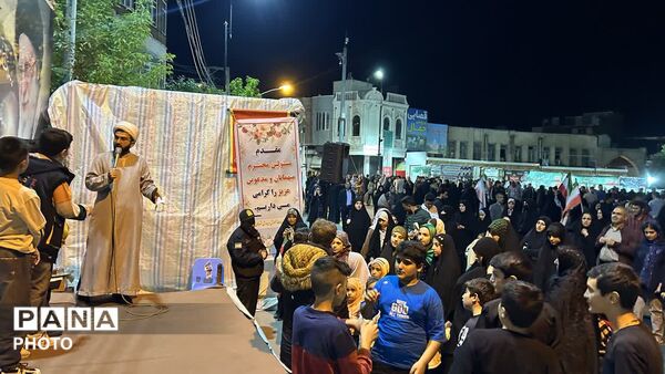 «پاتوق نوجوان مبارز»؛ شور نوجوانی و حال‌وهوای انقلابی در میدان امام خمینی(ره) مرند