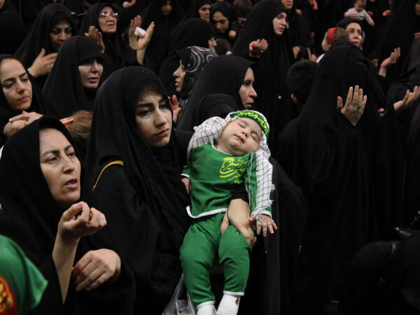 گهواره‌های عاشورایی و لالایی مادران همنوا با کودکان شهید