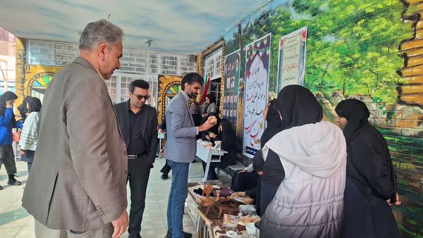 برپایی بازارچه دانش آموزی در دبیرستان فیاض شهرستان کاشمر 