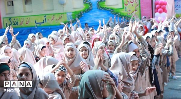 جشن عاطفه‌ها در دبستان دخترانه عفاف ناحیه یک مشهد