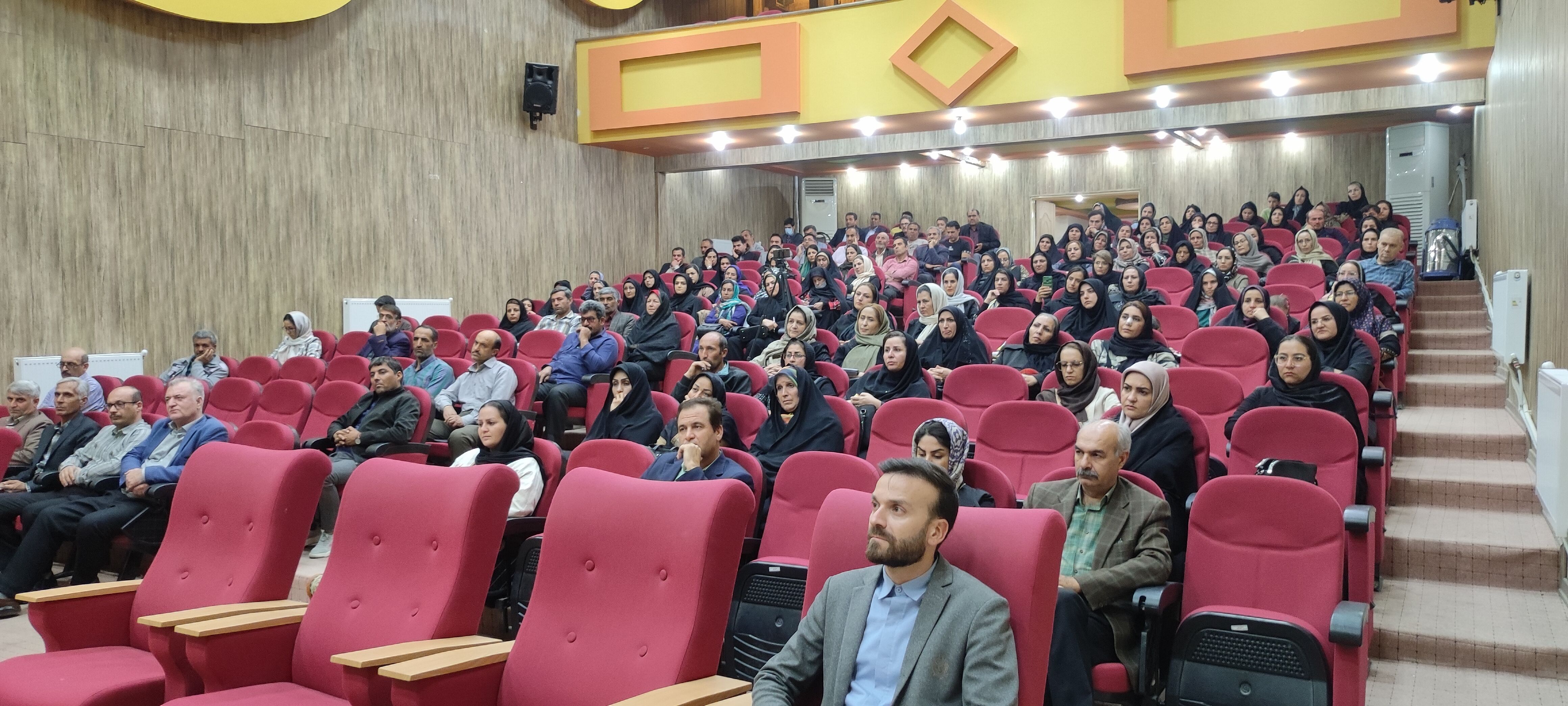 برگزاری جلسه انجمن اولیاء و مربیان دبیرستان نمونه دولتی فرزانگان شیروان
