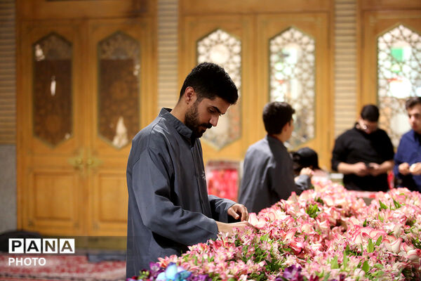 گل آرایی ضریح مطهر حضرت معصومه(س) در شب میلاد امام رضا(ع)