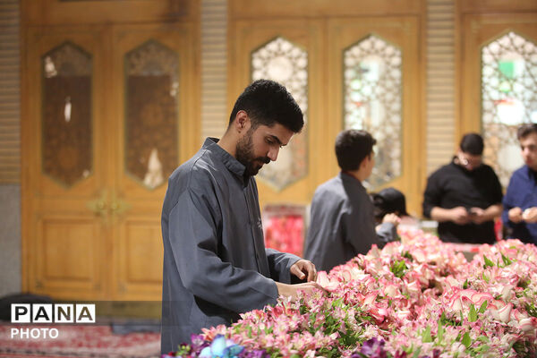 گل آرایی ضریح مطهر حضرت معصومه(س) در شب میلاد امام رضا(ع)