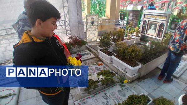 ادای احترام دانش‌آموزان پیشتاز البرزی به مقام شامخ شهدا در دهه فجر 