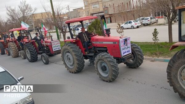 رژه تراکتورسواران کبودراهنگ در حمایت از نیرو‌های مسلح
