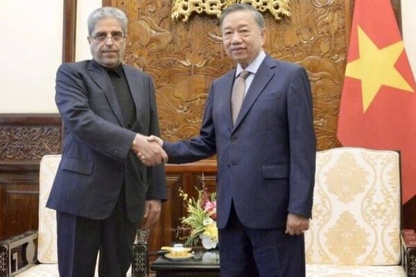 تسلیم اصل استوارنامه سفیر جمهوری اسلامی ایران به رئیس‌جمهوری ویتنام
