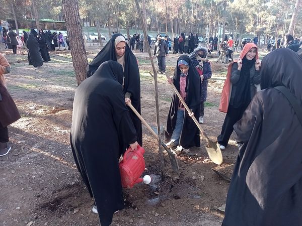 کاشت ۱۰۰۰ نهال به یاد شهدای مقاومت و شهدای مدافع حرم در بوستان جنگلی سرخه حصار