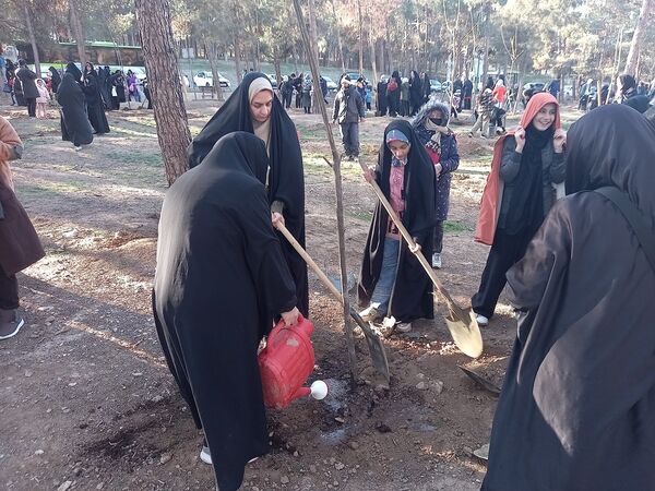 کاشت ۱۰۰۰ نهال به یاد شهدای مقاومت و شهدای مدافع حرم در بوستان جنگلی سرخه حصار
