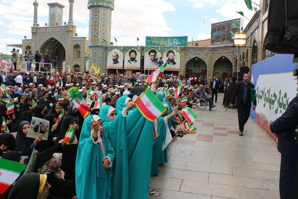 حضور پرشور نوجوانان قمی در آیین استقبال از رئیس جمهوری 
