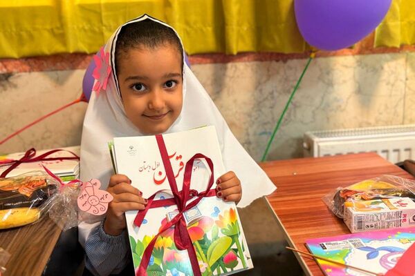 درخشش شکوفه های امید در مدرسه آیت الله خامنه ای 