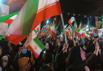 مردم در میدان بهشتی پلدختر فریاد همبستگی زدند