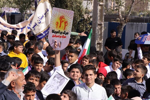 حضور پرشور دانش‌آموزان و مسئولین در راهپیمایی ۱۳ آبان در ناحیه یک بهارستان