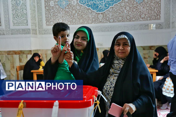 حضور کودکان به همراه والدین در شعبه‌های اخذ رأی