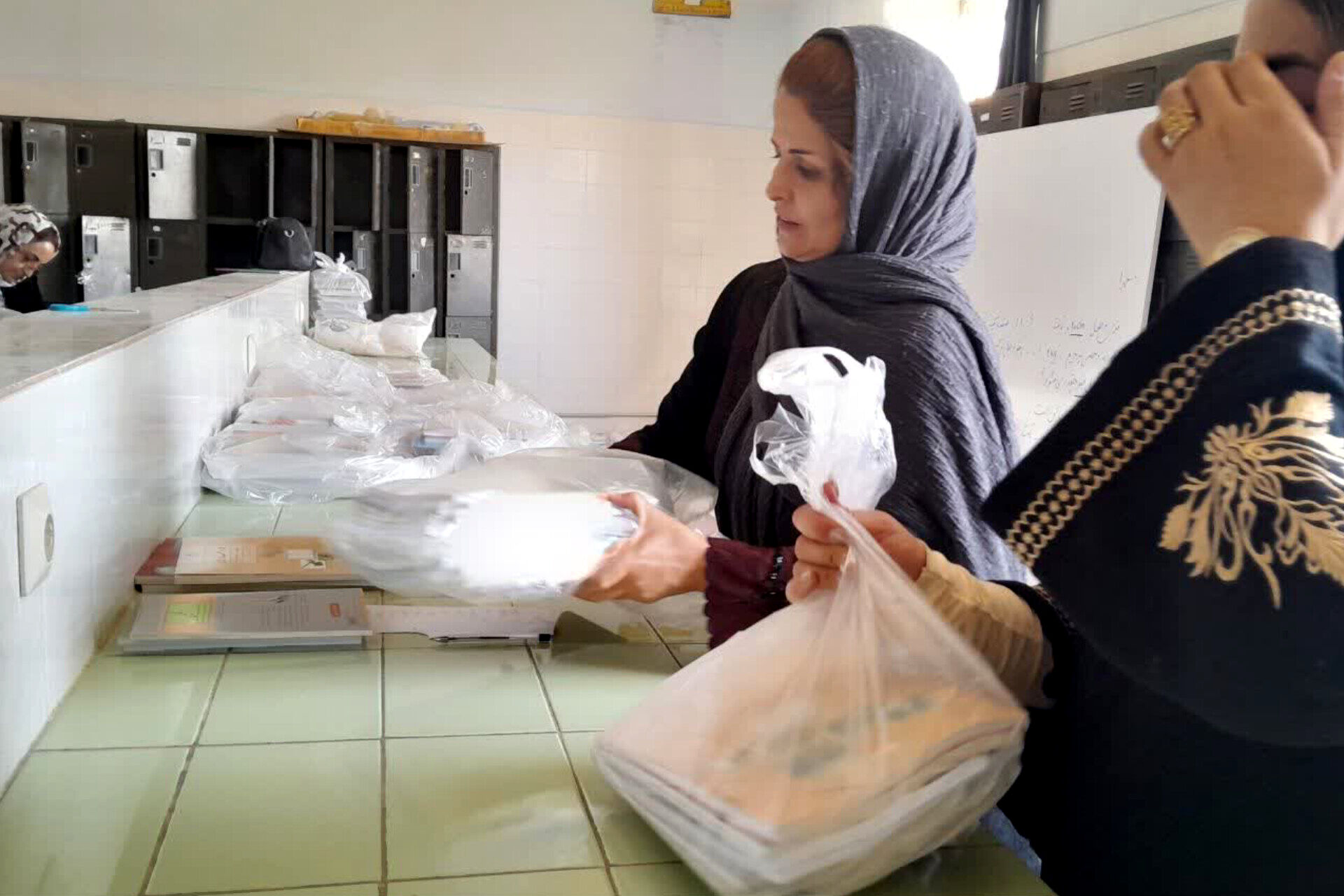 توزیع کتاب در آموزشگاه علوم و معارف صدرا ناحیه ۴ شیراز 