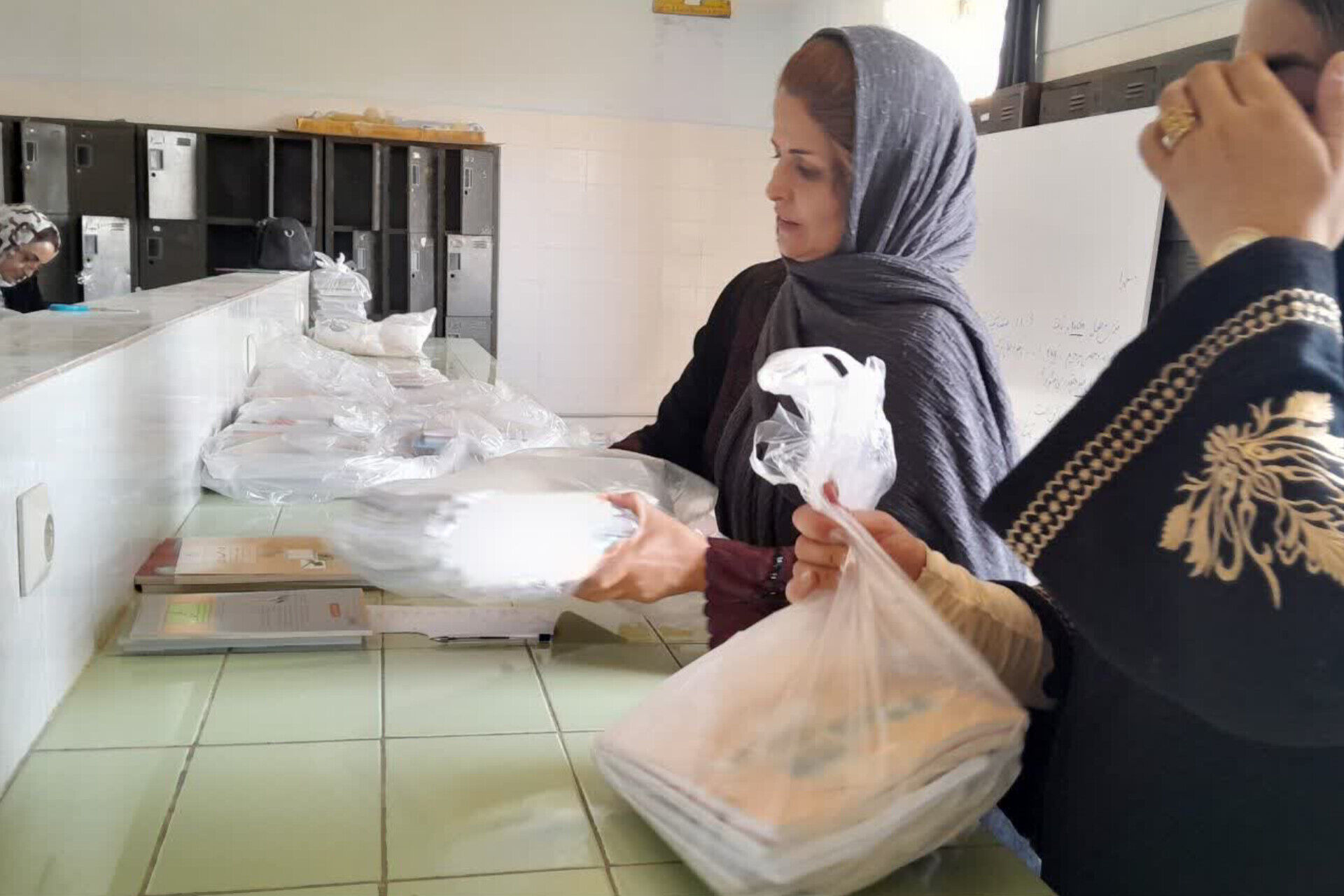 توزیع کتاب در آموزشگاه علوم و معارف صدرا ناحیه ۴ شیراز 