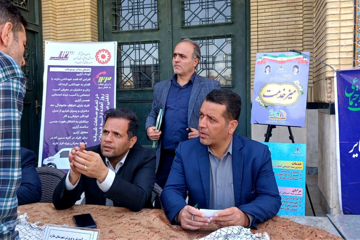 پاسخگویی و رفع مشکلات مردمی توسط مسئولان آموزش و پرورش در میز خدمت نماز جمعه