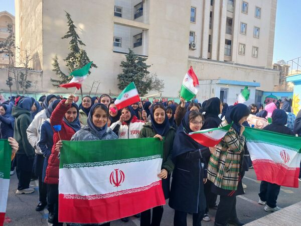 نواختن زنگ انقلاب در دبیرستان شهید محمدکاظم موسوی ناحیه ۲ کرج و شهرستان فردیس 
