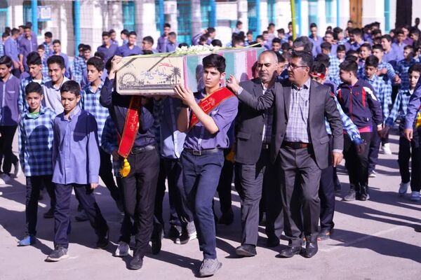 تشییع پیکر شهید تازه تفحص شده در دبیرستان پسرانه شیخ صدوق و اداره آموزش و پرورش ناحیه یک اصفهان 