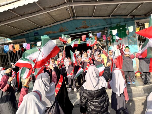 جشن با شکوه دهه فجر در دبستان صدف