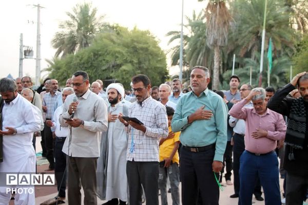 طنین نماز عید قربان در بقعه متبرک امامزاده شاه قطب‌الدین حیدر (ع) رودان