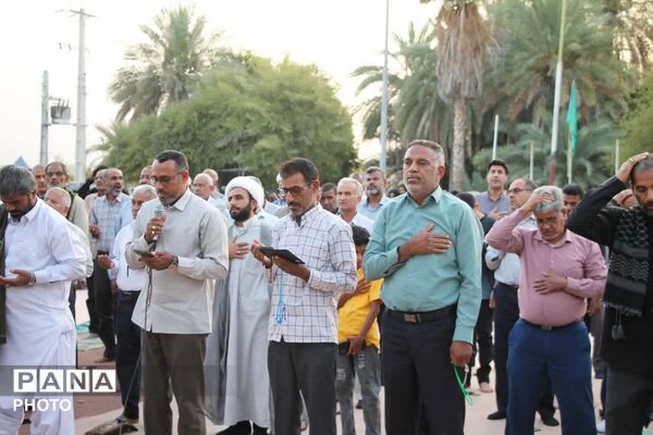 طنین نماز عید قربان در بقعه متبرک امامزاده شاه قطب‌الدین حیدر (ع) رودان