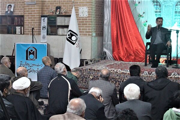 استقبال نوجوانان از غرفه‌های یادواره شهدای مسجد جامع قم