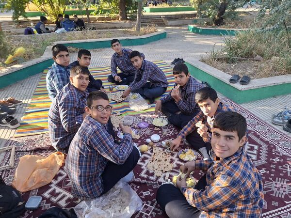حال و هوای دانش‌آموزان دبیرستان شهید صدر کهک در یک صبح پاییزی