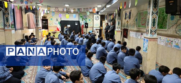 نمازجماعت پایه هشتم مدرسه زمانی با حضور مدیر آموزش و پرورش منطقه ۱۹ 
