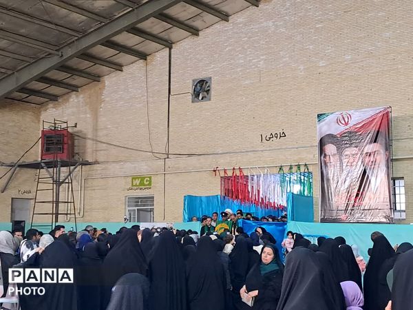 حضور گسترده مردم شهر نیر در جشن زیر سایه خورشید