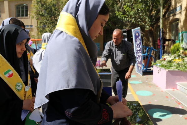جشن عاطفه‌ها در دبیرستان ۱۳ آبان تبریز