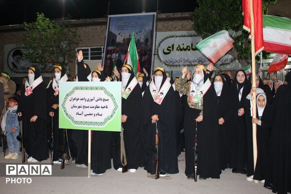 حضور پرشور دختران جان‌فدا در اجتماع شبانه با لباس بسیجی