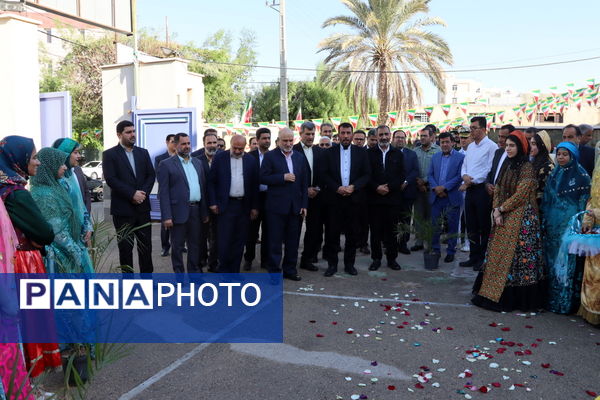 نواختن زنگ آغاز سال تحصیلی در دبیرستان شهیده سهام خیام  شاهد بوشهر
