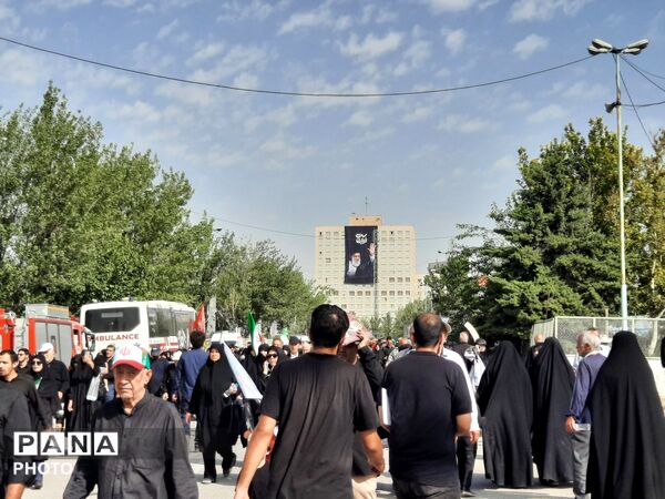 اولین روز وداع با شکوه با رهبر شهید و خانواده بزرگوارشان 