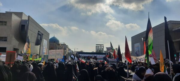 حضور دانش آموزان دبیرستان مهشید مصلی نژاد در راهپیمایی روز دانش آموز 