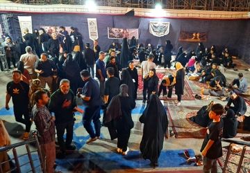 شب نشینی زائران حسینی در موکب کافه شهدا به عشق پیاده روی اربعین