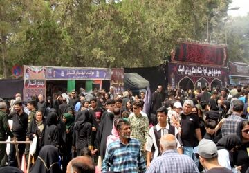 موکب عشاق‌الحسین سازمان دانش‌آموزی در مسیر پیاده‌روی جاماندگان اربعین آزادشهر برپا شد