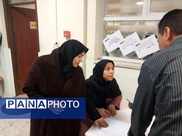 جلسه اولیا مربیان و تحویل کارنامه در دبیرستان سرافرازان